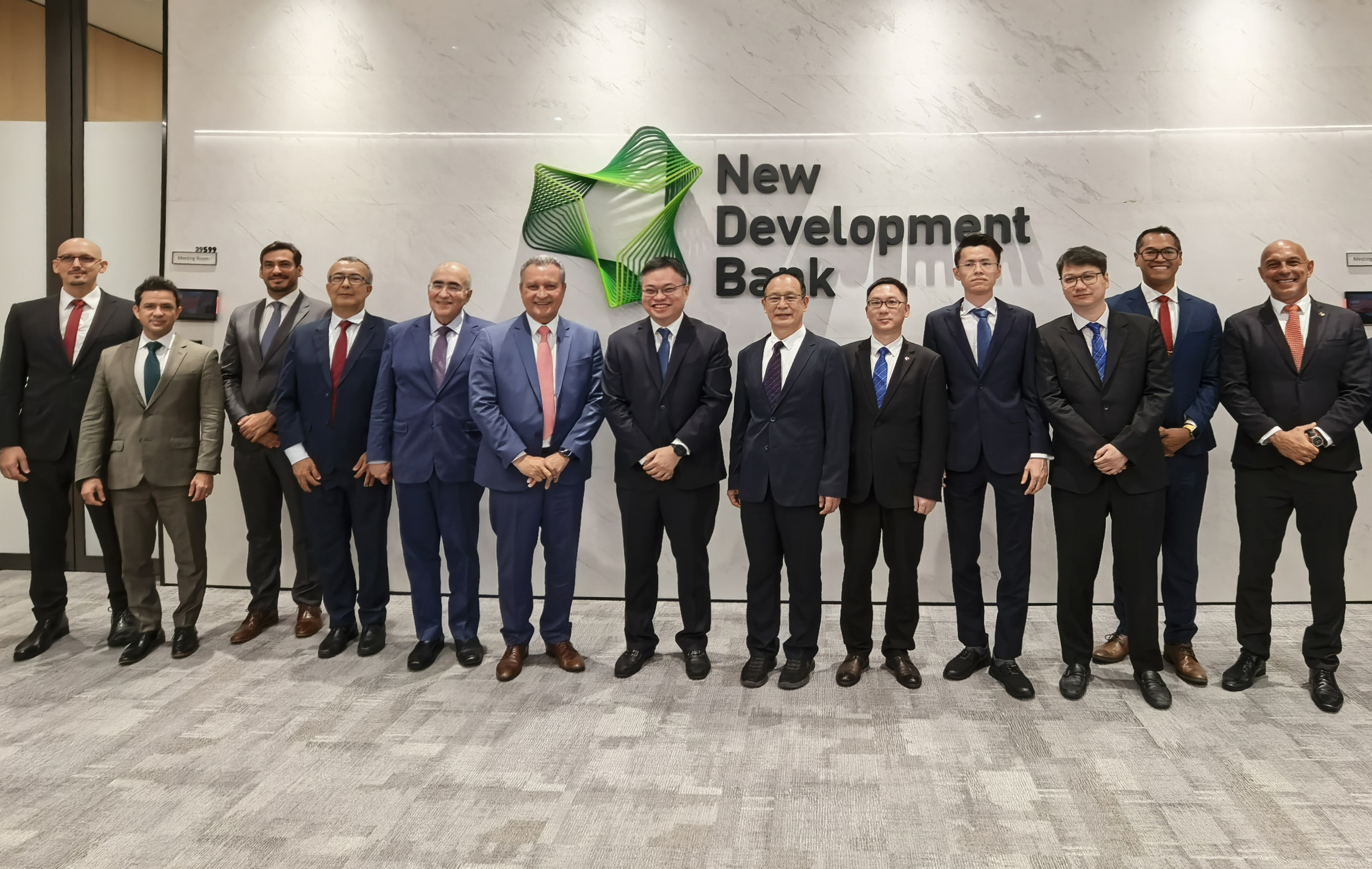 程晨光在金磚銀行總部與巴西總統府首席部長科斯塔舉行座談